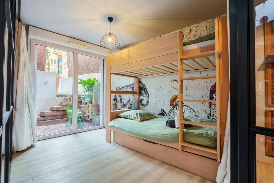 Bedroom, bunk bed