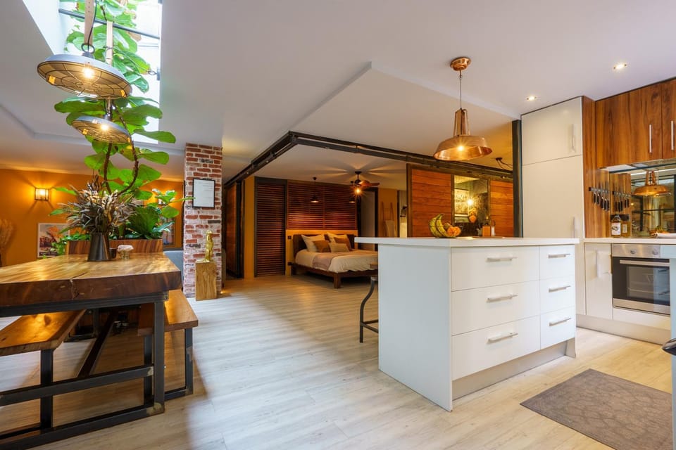 Kitchen or kitchenette, Dining area