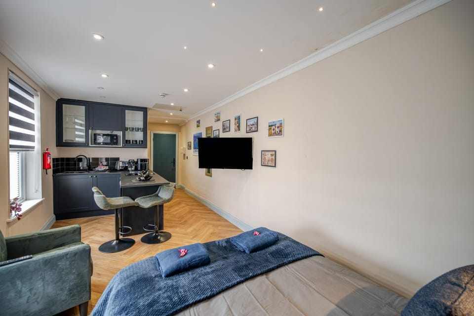 TV and multimedia, Kitchen or kitchenette, Living room, Seating area