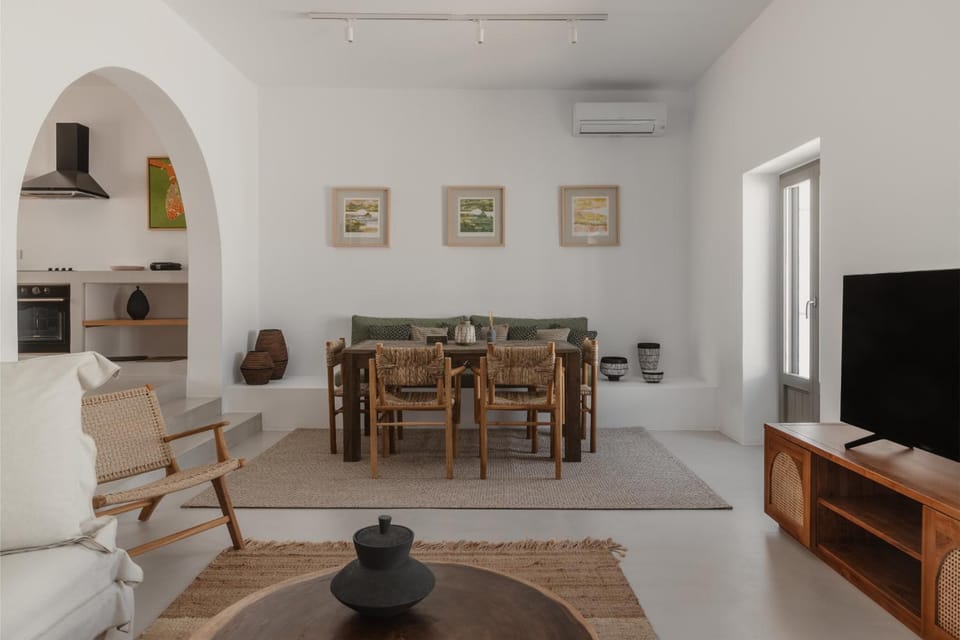 Living room, Seating area, Dining area, air conditioner