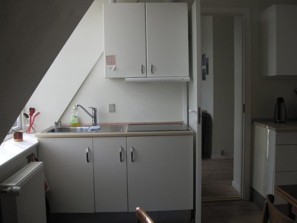 Coffee/tea facilities, Kitchen or kitchenette, stove, kitchen