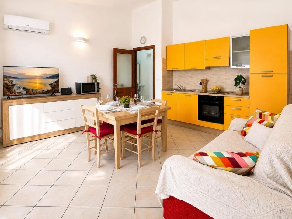 Kitchen or kitchenette, Seating area, Dining area, stove