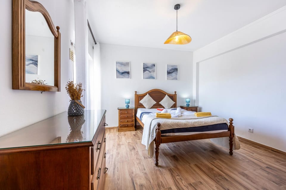 Bed, towels