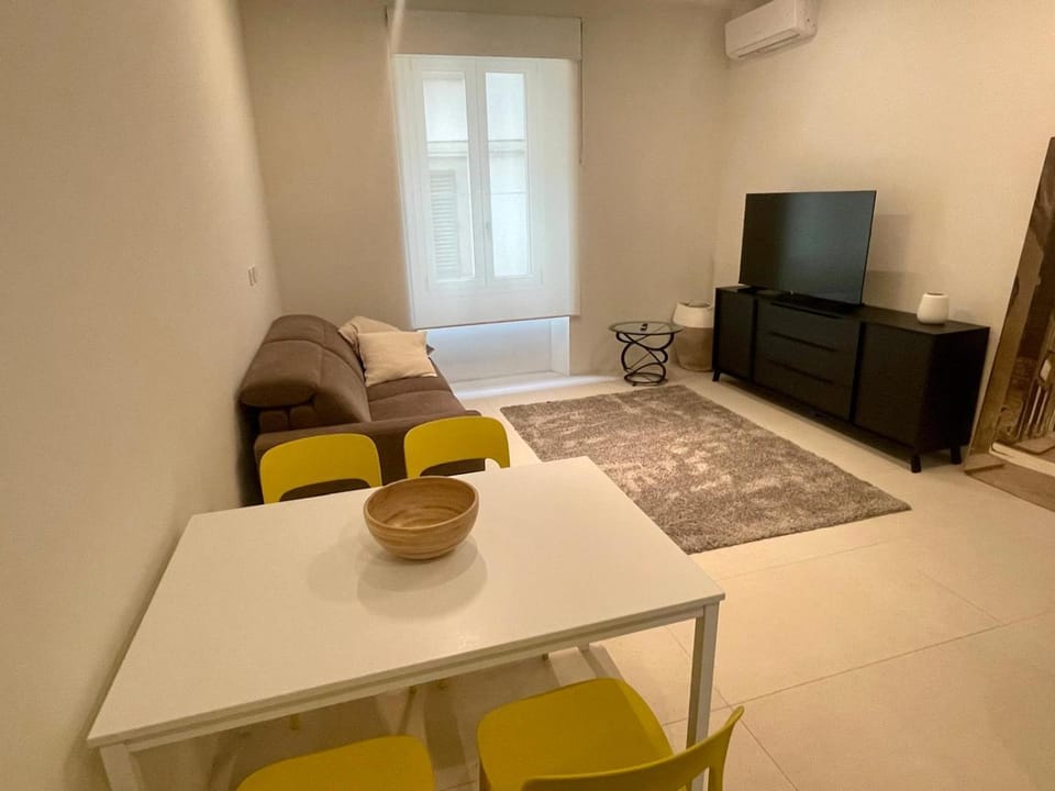 TV and multimedia, Living room, Dining area, air conditioner