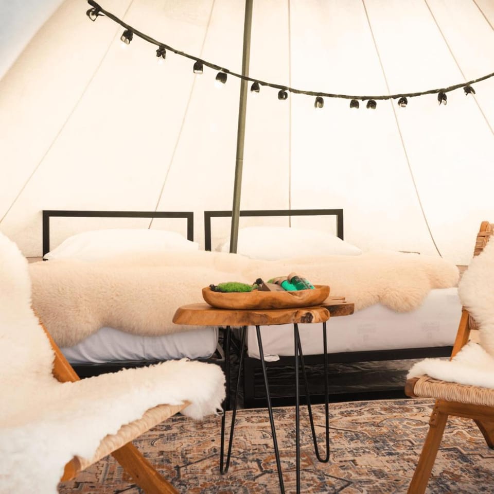 Bed, Seating area