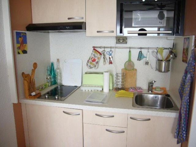 Studio cabine – 2 couchages – Vue port – Résidence Le Chébeck – Gruissan Cabin in Gruissan