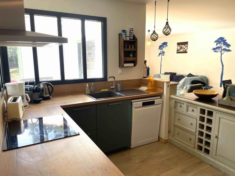 Coffee/tea facilities, dishwasher, stove, kitchen