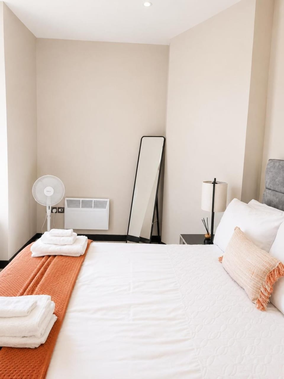 Bed, Photo of the whole room, Bedroom, internet, towels