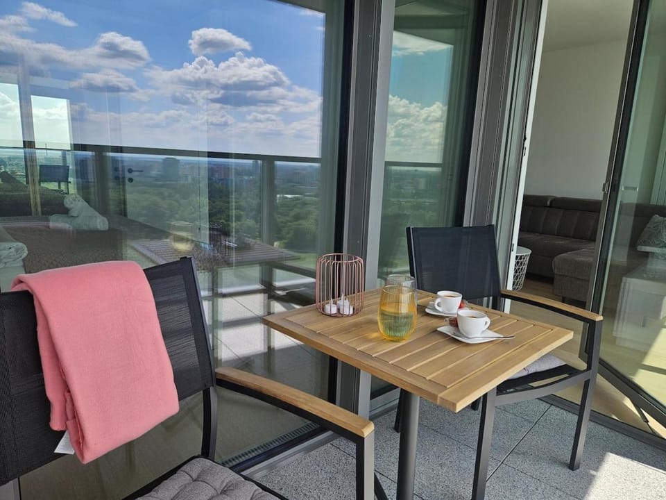 20th Floor Luxury - River & Castle View Apartment in Bratislava