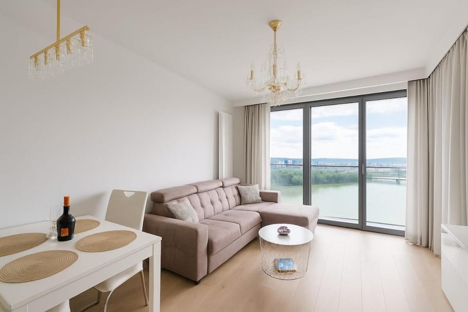 20th Floor Luxury - River & Castle View Apartment in Bratislava
