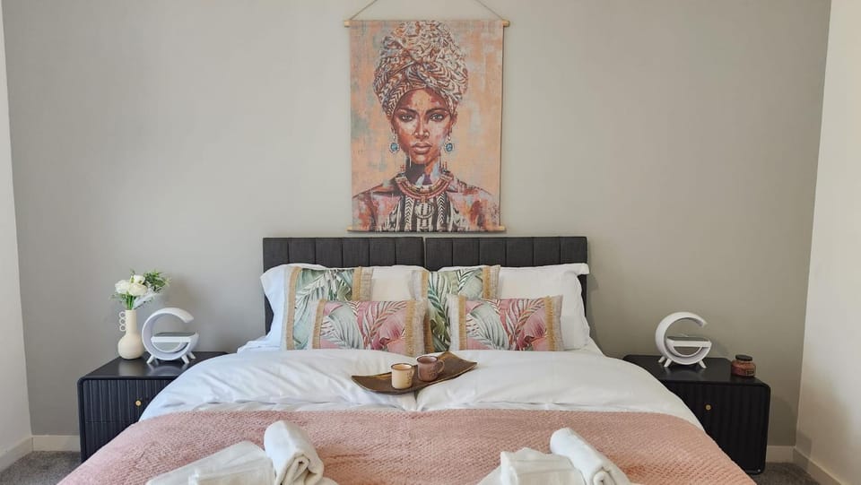 Bed, Photo of the whole room, Decorative detail, Bedroom, towels