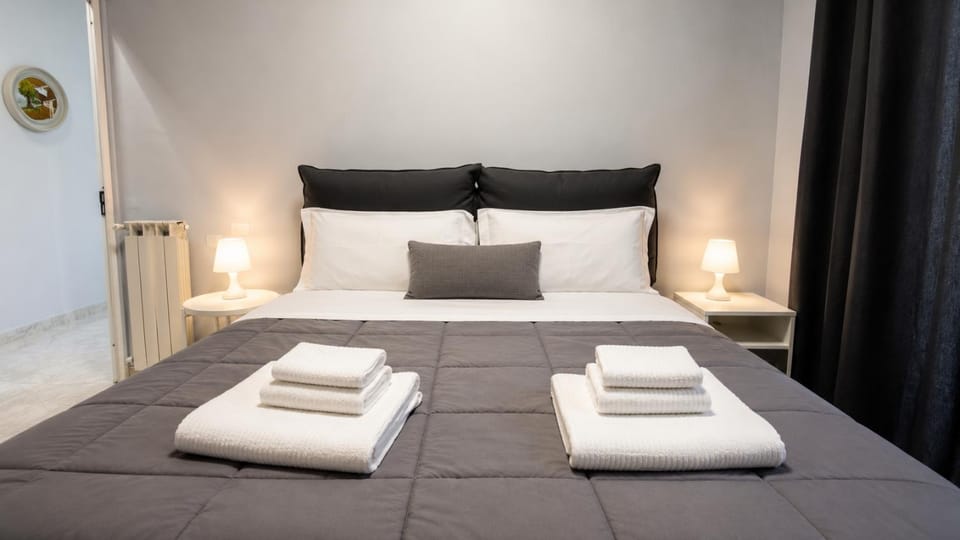 Bed, Photo of the whole room, Bedroom, towels