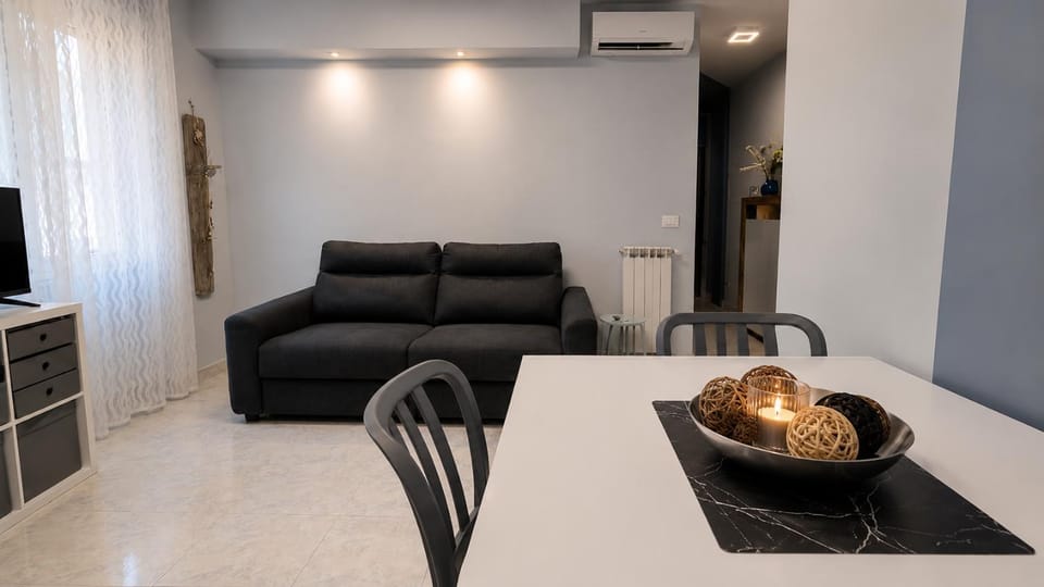 TV and multimedia, Living room, Seating area, Dining area, air conditioner
