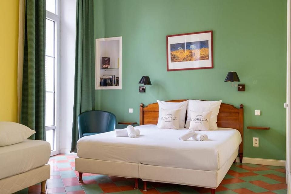 Bed, Living room, towels