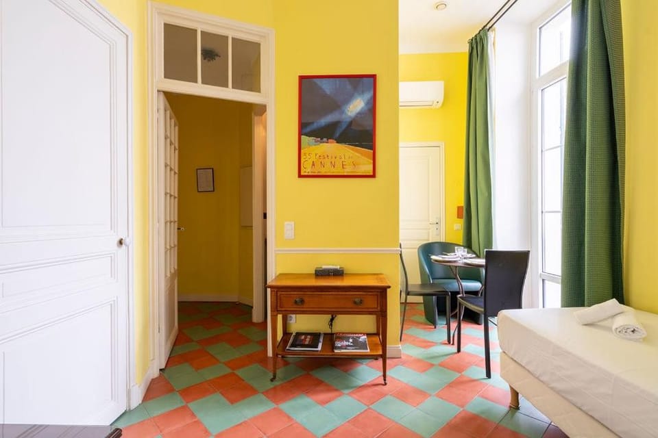 Bed, Living room, Seating area, Dining area, air conditioner