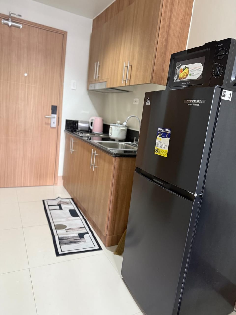 MOA-Two Tandem 1BR Condo Units Good for 6-8 Person Apartment in Pasay