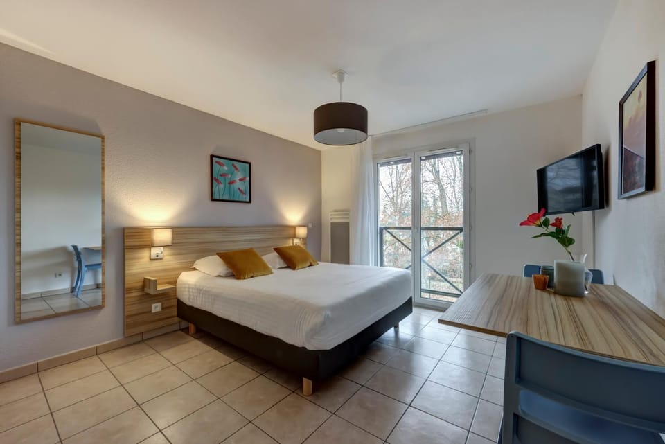 Bed, TV and multimedia, Photo of the whole room, Bedroom