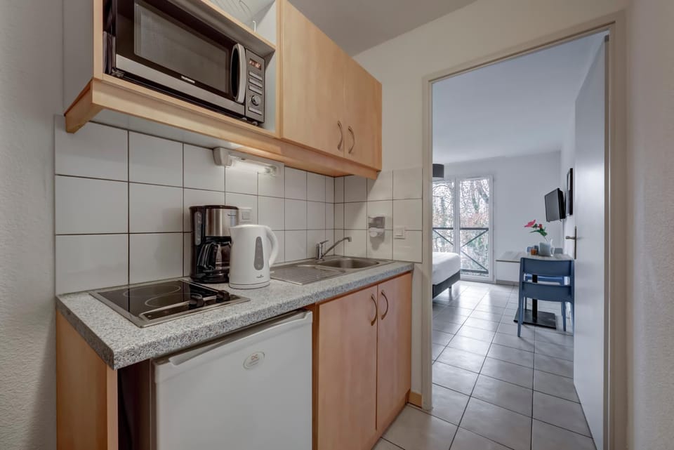 Kitchen or kitchenette, Dining area, microwave, stove