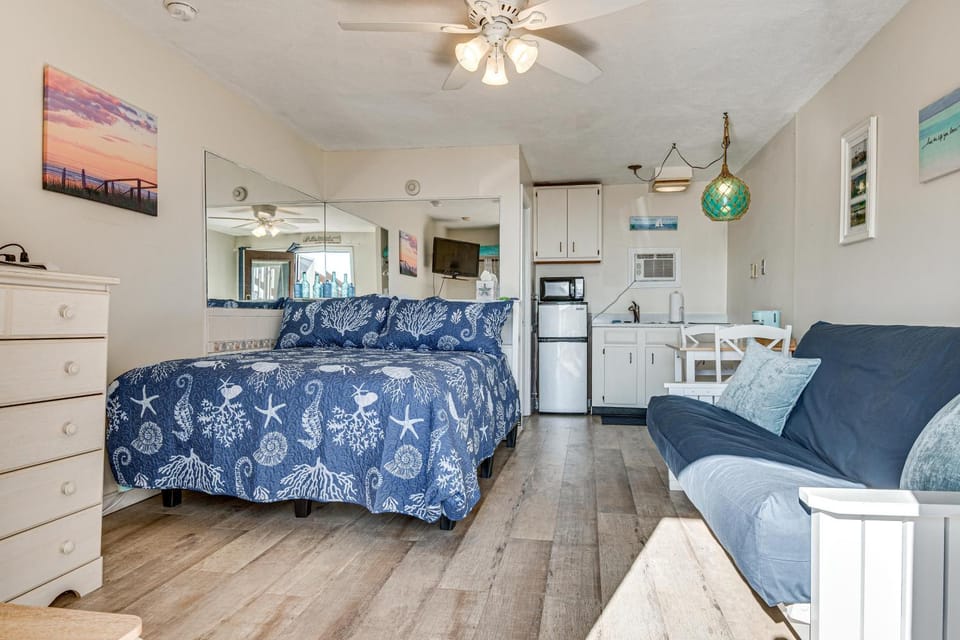 Steps to Sandy Beach! Oceanfront Old Orchard Gem Apartment in Old Orchard Beach