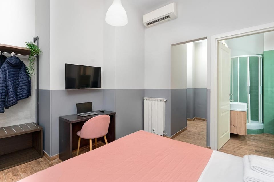 Bed, TV and multimedia, Photo of the whole room, Bedroom, wardrobe, air conditioner