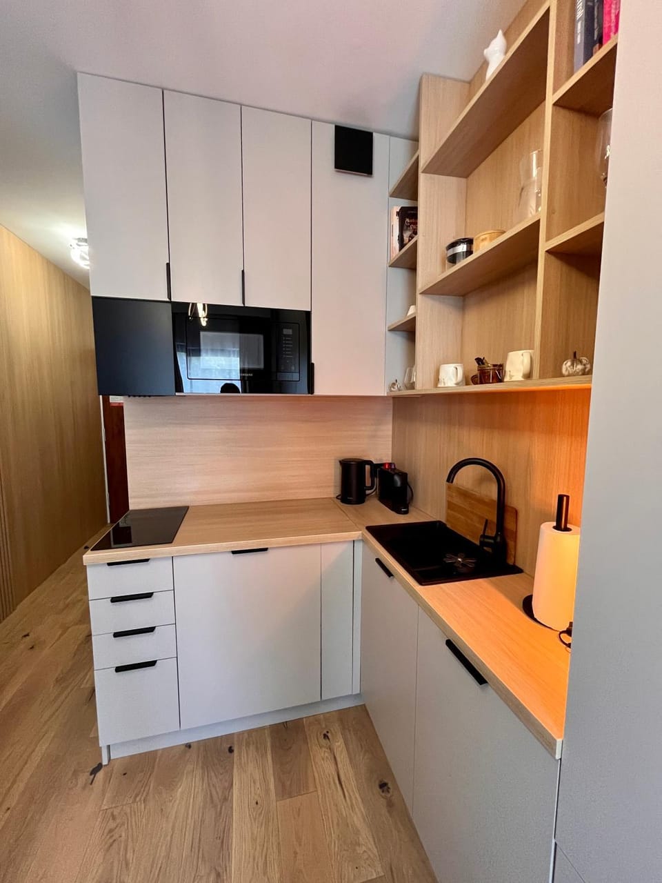 Coffee/tea facilities, Kitchen or kitchenette, stove