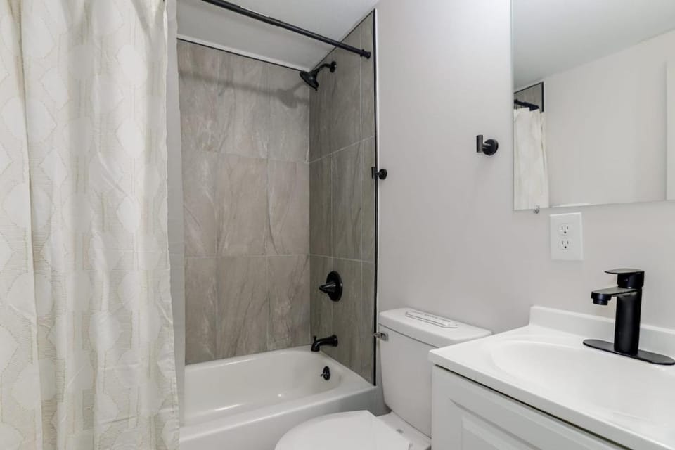 Lions Lair - 1 BR 1 BA Home Coffee Smrt TV Wifi Apartment in Wichita