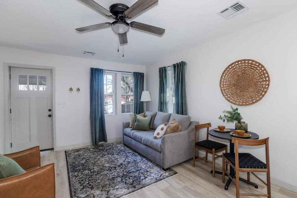Lions Lair - 1 BR 1 BA Home Coffee Smrt TV Wifi Apartment in Wichita