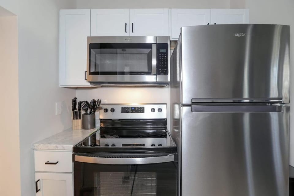 Lions Lair - 1 BR 1 BA Home Coffee Smrt TV Wifi Apartment in Wichita