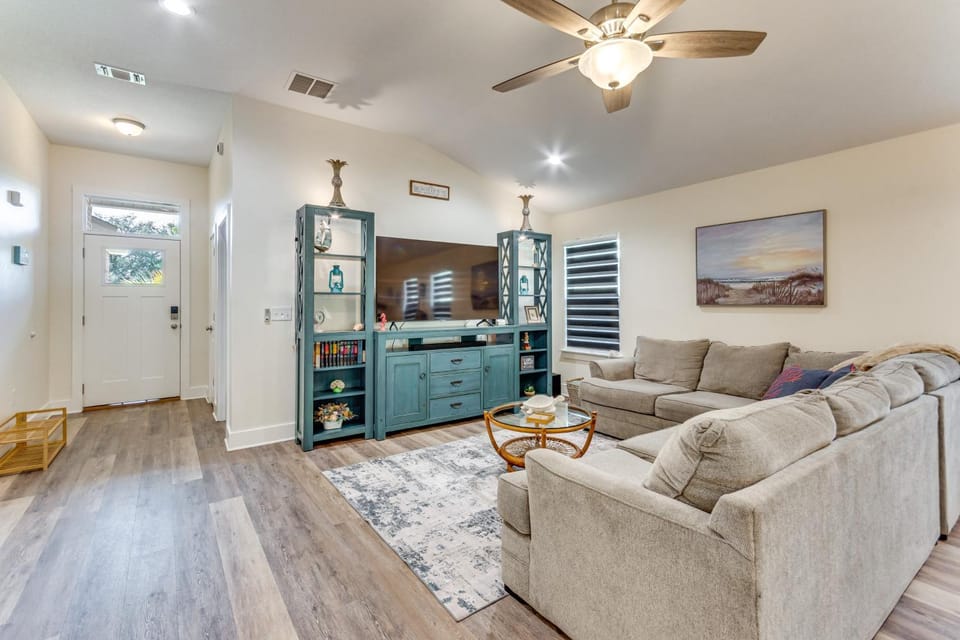 < 2 Mi to Navarre Beach: Group Home w/ Deck + Bar House in Alabama