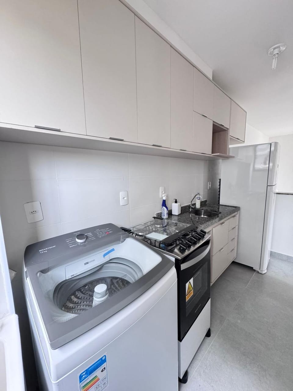 Kitchen or kitchenette, stove, washing machine