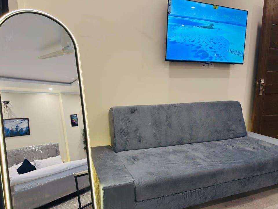 TV and multimedia, Living room, Seating area, Evening entertainment