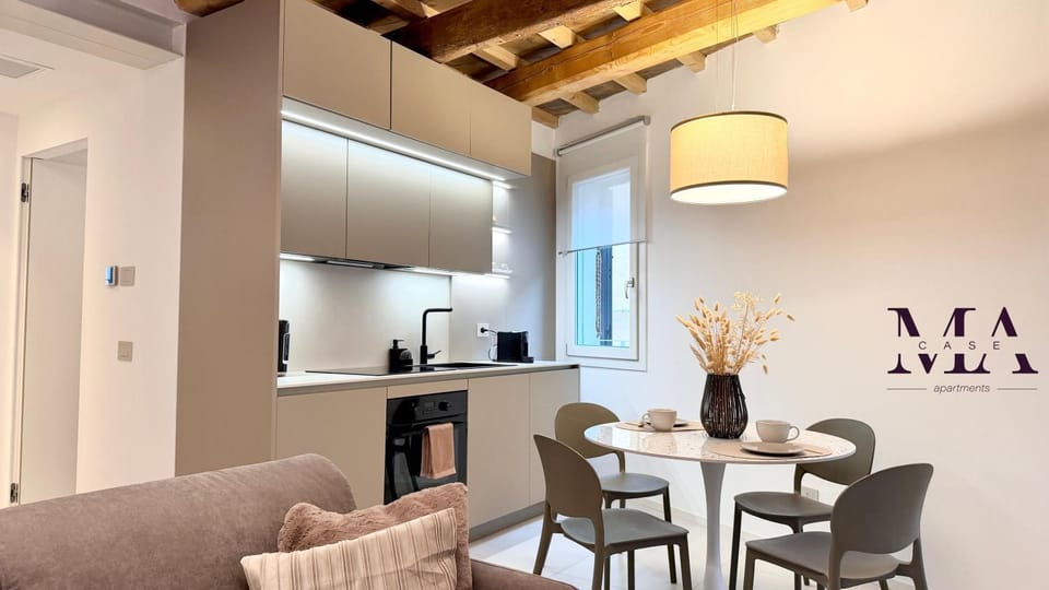 Kitchen or kitchenette, Living room, Seating area, Dining area, stove