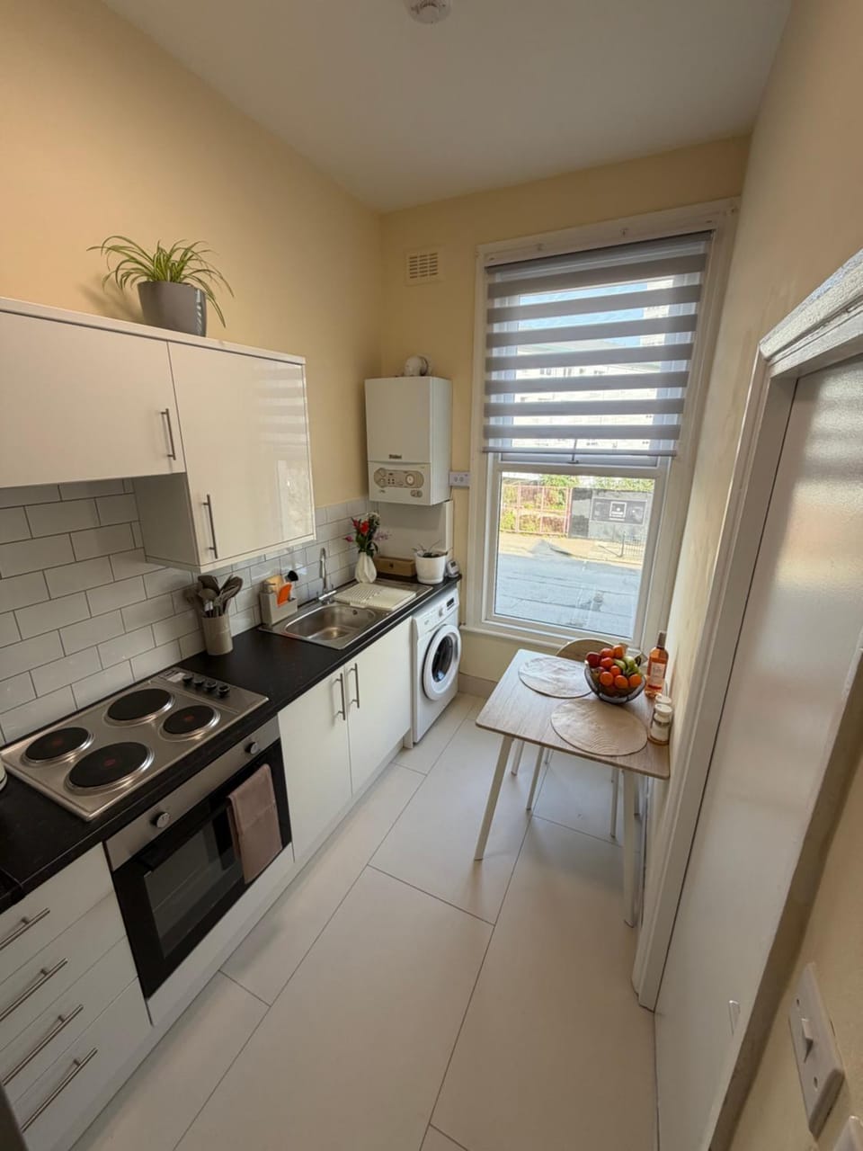 Coffee/tea facilities, Kitchen or kitchenette, Dining area, minibar, oven, toaster