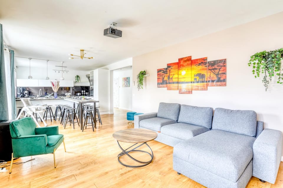 Kitchen or kitchenette, Living room, Seating area, Dining area