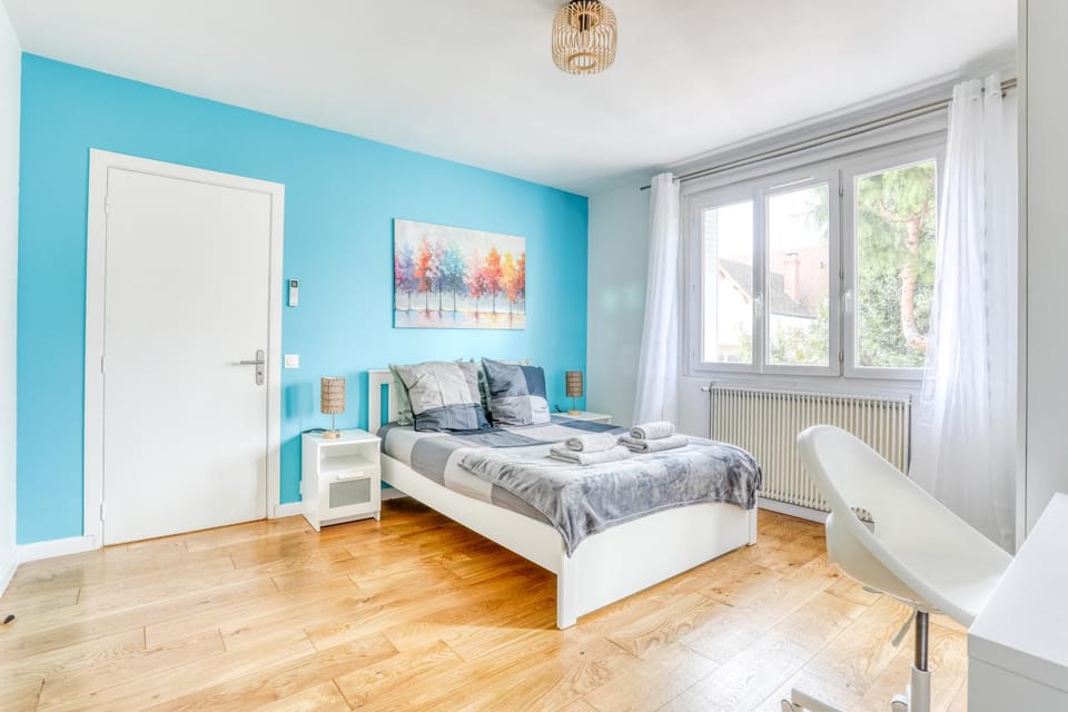 Bed, Living room, Bedroom, towels