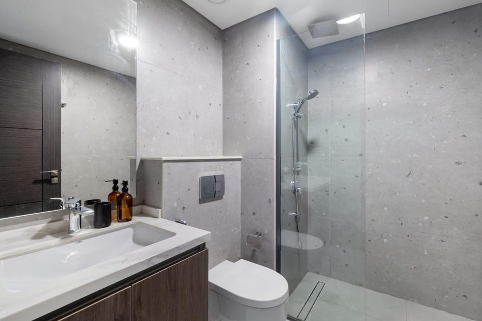 Shower, Toilet, Bathroom, towels