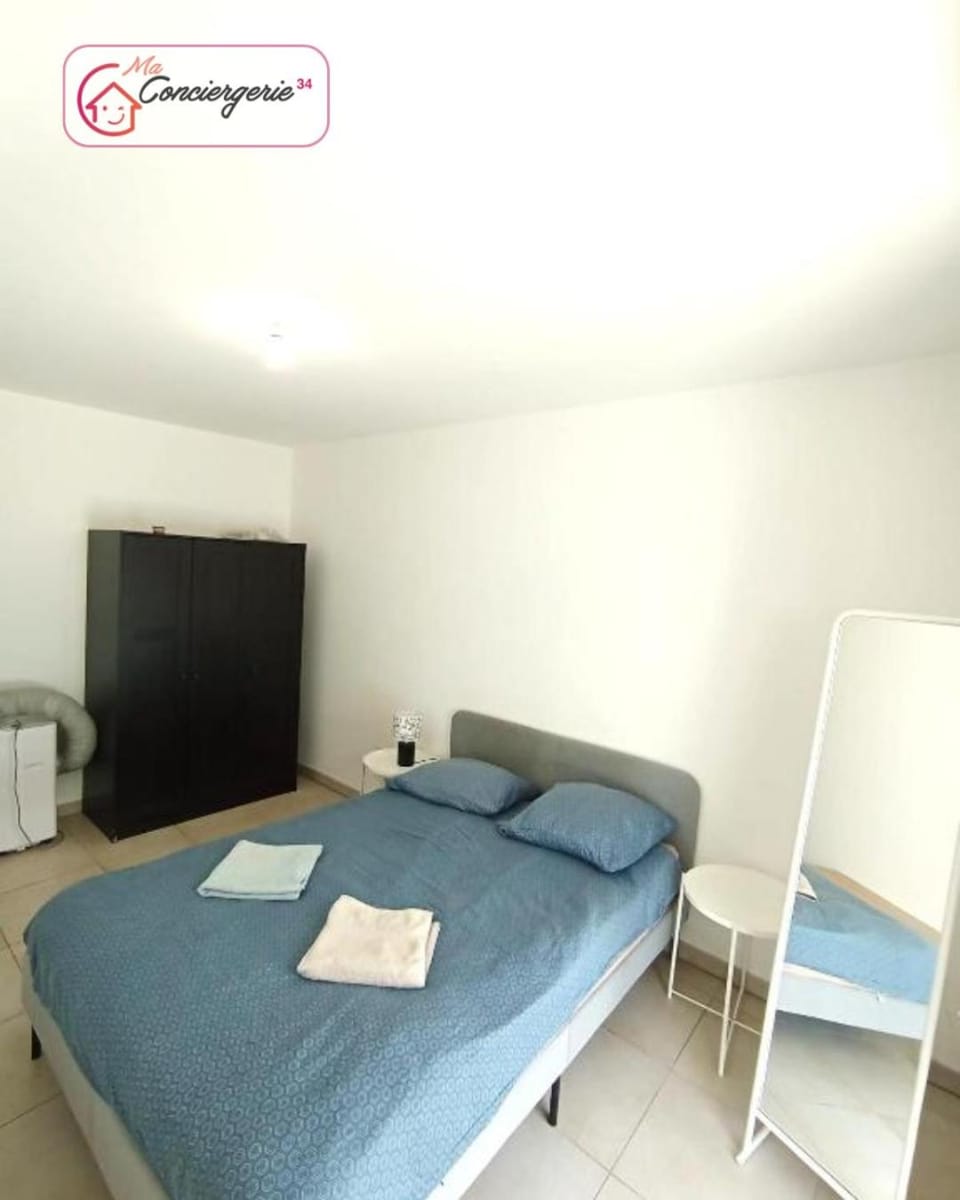 Bed, Bedroom, towels