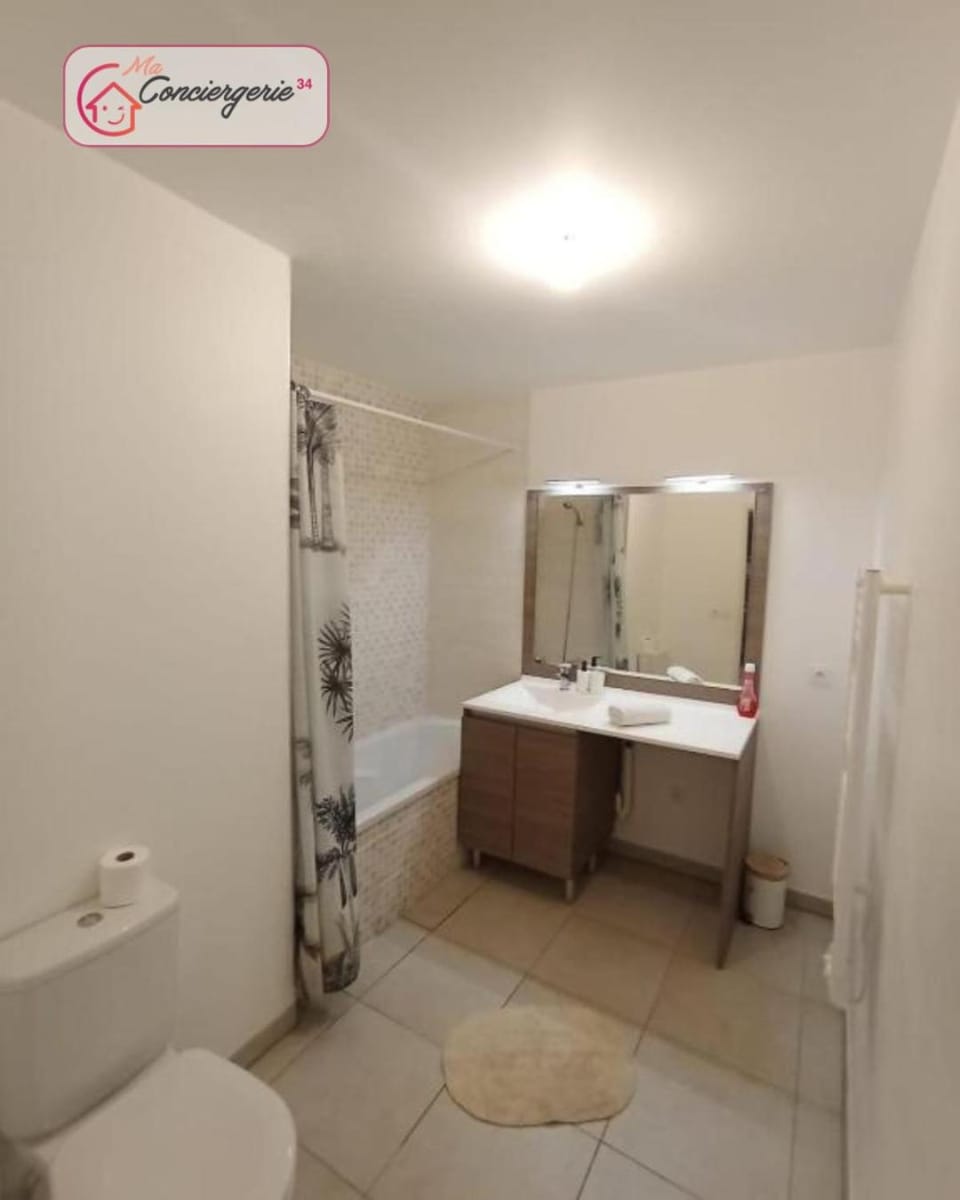 Shower, Toilet, Bathroom, Bath, towels
