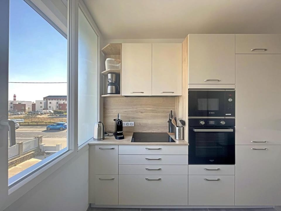 Coffee/tea facilities, microwave, oven, stove, kitchen