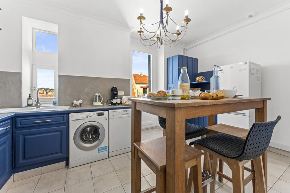 Kitchen or kitchenette, Dining area, dishwasher, oven, stove, toaster, washing machine