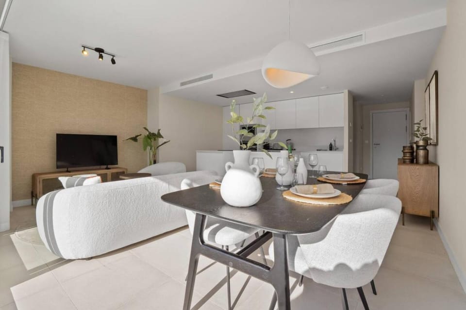 TV and multimedia, Kitchen or kitchenette, Seating area, Dining area, furniture, air conditioner