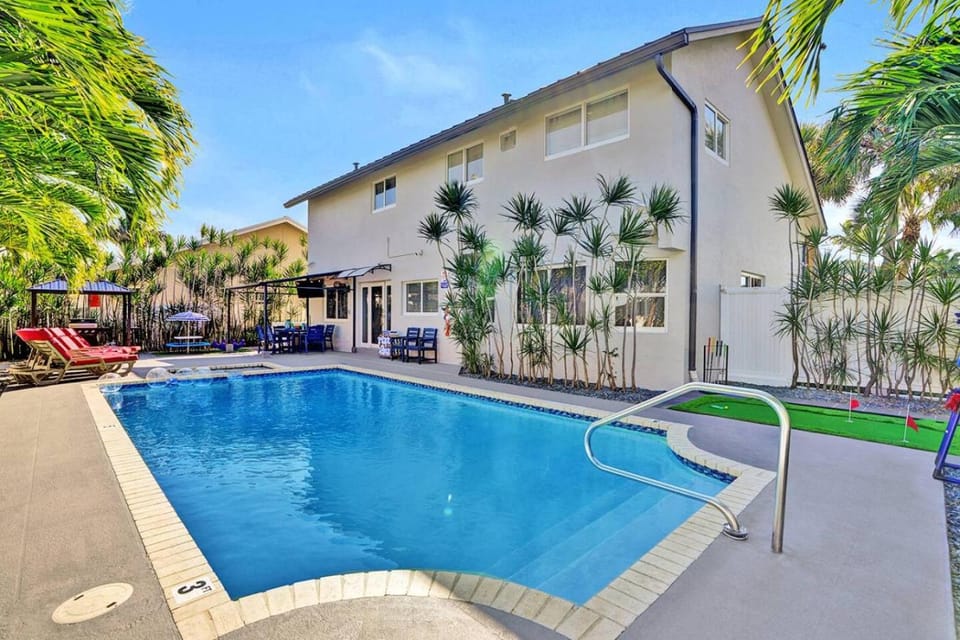 Property building, Swimming pool, Swimming pool, sunbed