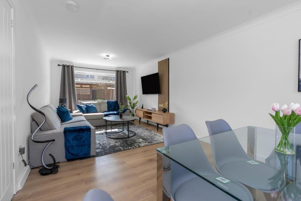 Free Parking- Sleeps 6 - 3 Bedrooms - Central House in Livingston