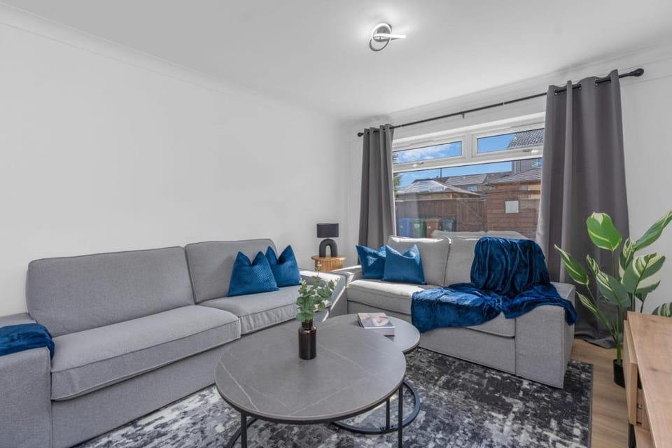 Free Parking- Sleeps 6 - 3 Bedrooms - Central House in Livingston