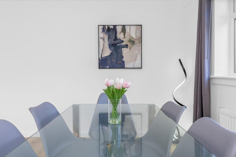 Free Parking- Sleeps 6 - 3 Bedrooms - Central House in Livingston