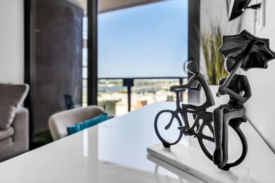 Bayview 2BR Retreat Stunning Views and Pool Apartment in Miami