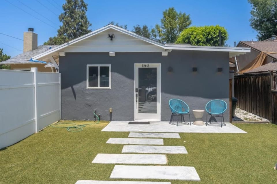Clarendon Hideaway Place House in Woodland Hills