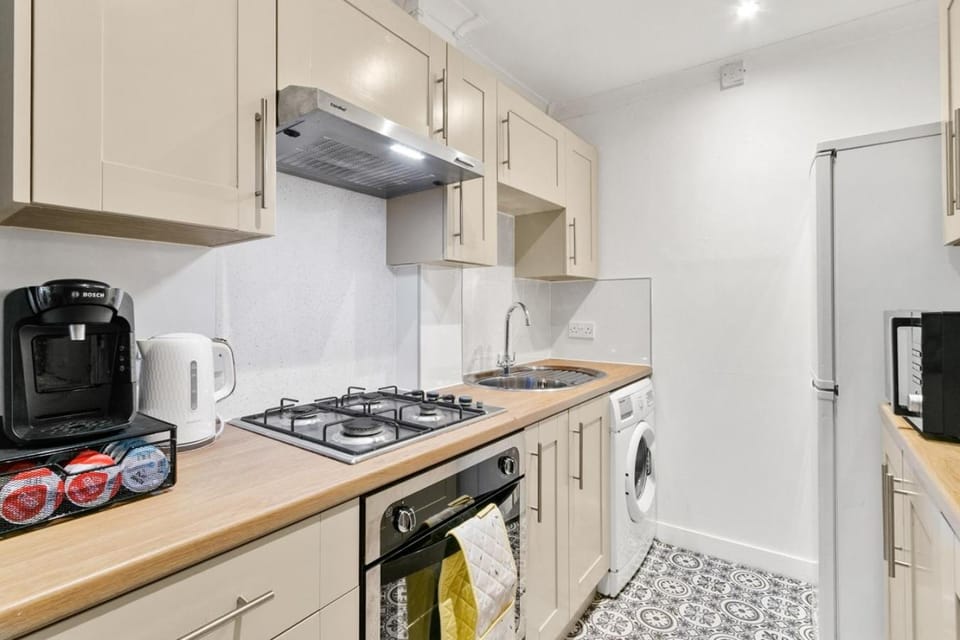 Free Parking - Sleeps 2 - 1 Bed Tenement - Renfrew Apartment in Paisley