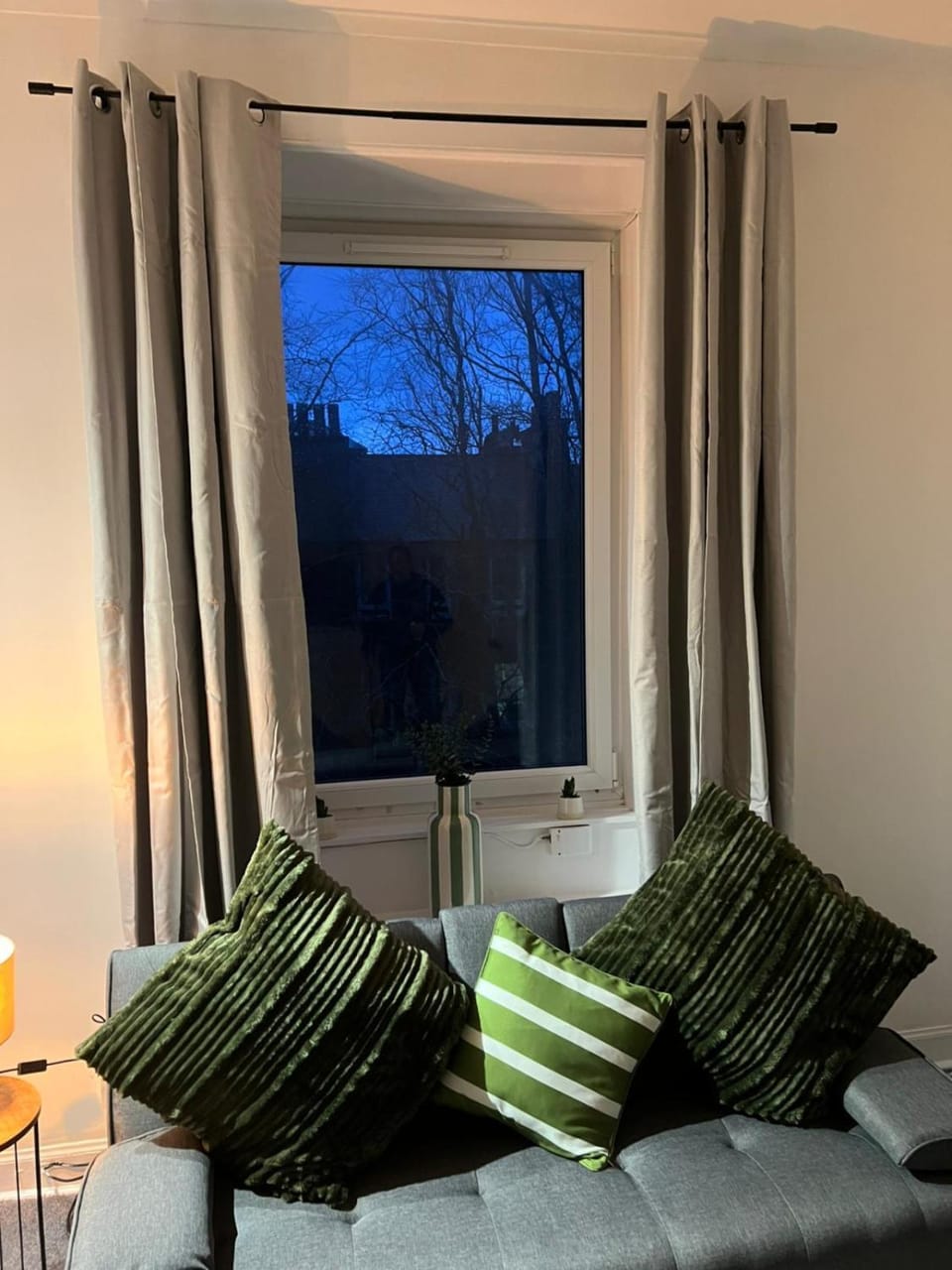 Parking - Sleep 3 - 1 Bedroom - Easy Access Apartment in Edinburgh