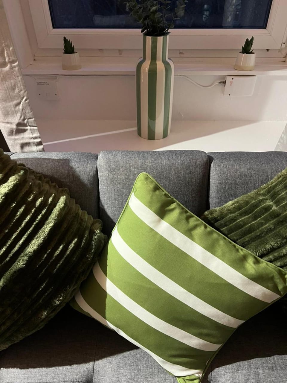 Parking - Sleep 3 - 1 Bedroom - Easy Access Apartment in Edinburgh